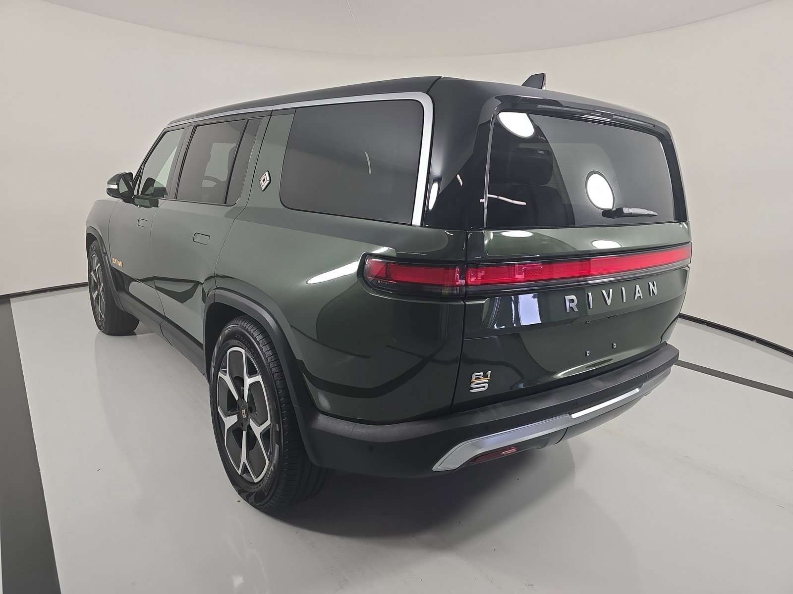 Used 2024 Rivian R1S Adventure image 3