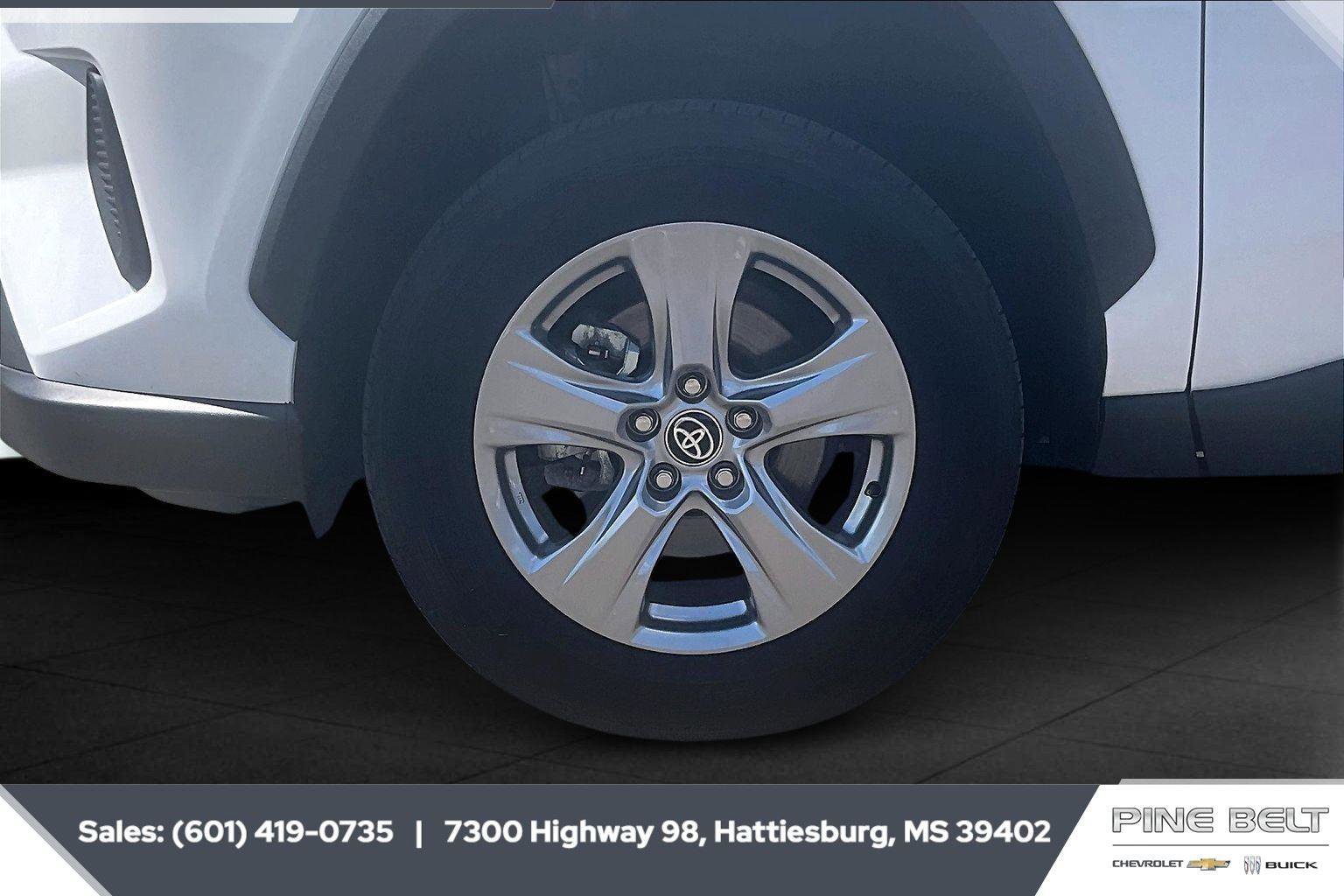 Used 2025 Toyota RAV4 XLE AWD/4WD image 7