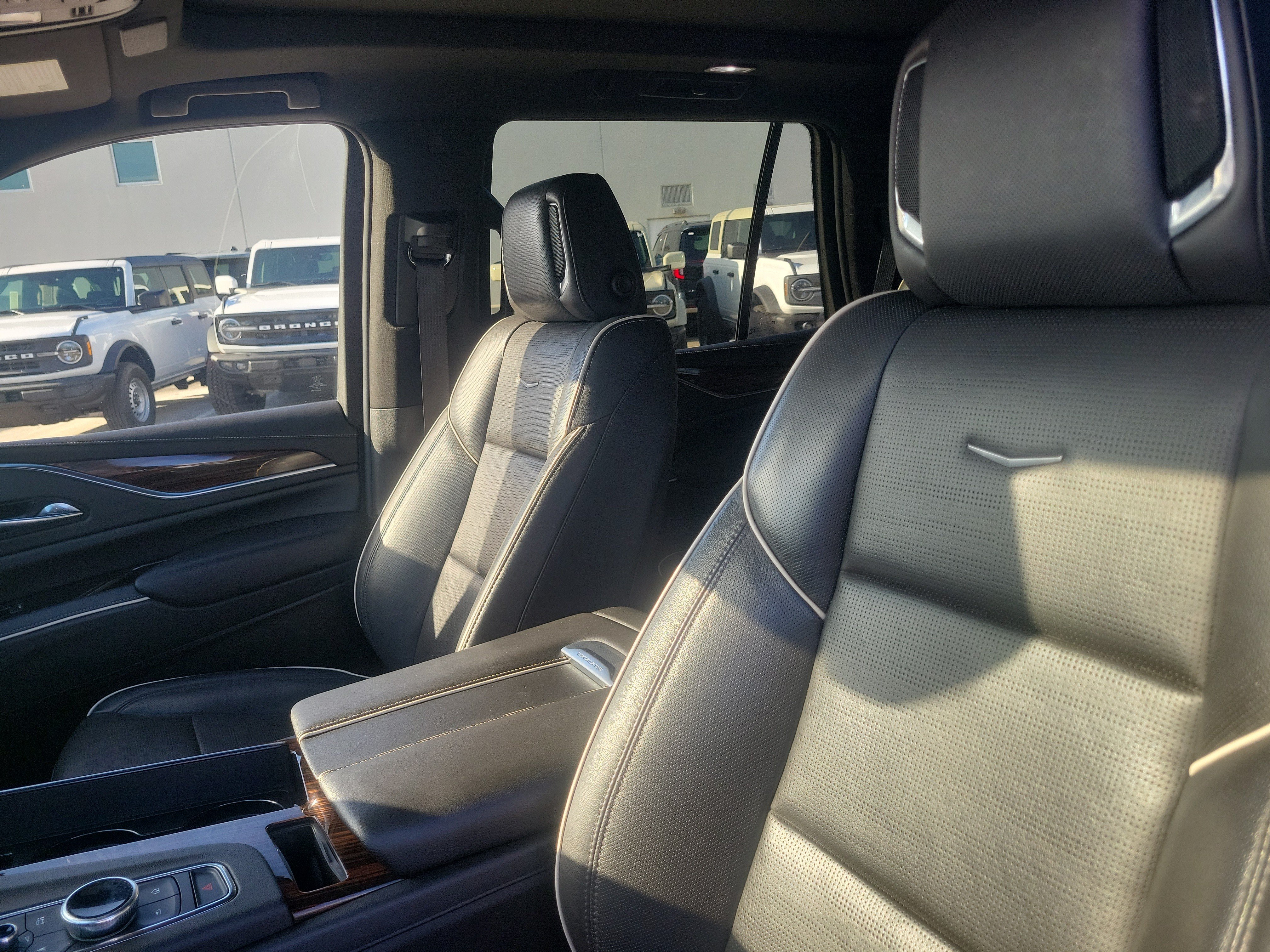 Used 2022 Cadillac Escalade Premium Luxury w/ Performance Package AWD/4WD image 24