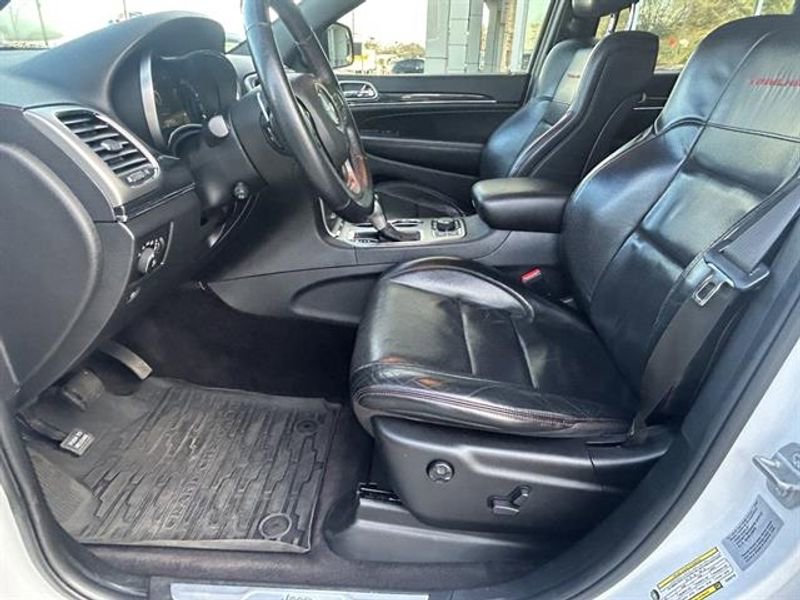 Used 2017 Jeep Grand Cherokee Trailhawk w/ Trailhawk Luxury Group AWD/4WD image 15