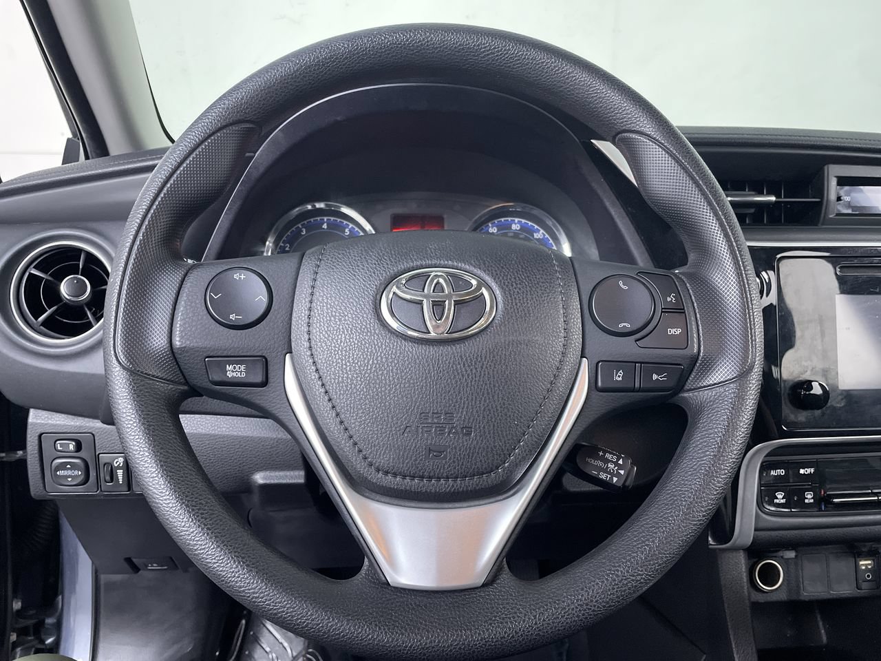 Used 2018 Toyota Corolla LE FWD image 13