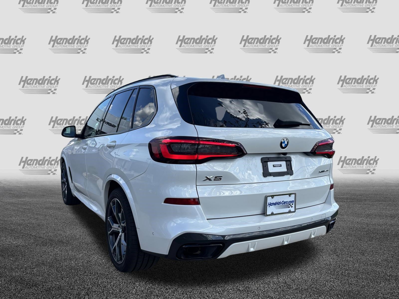 Used 2022 BMW X5 xDrive40i w/ M Sport Package AWD/4WD image 8