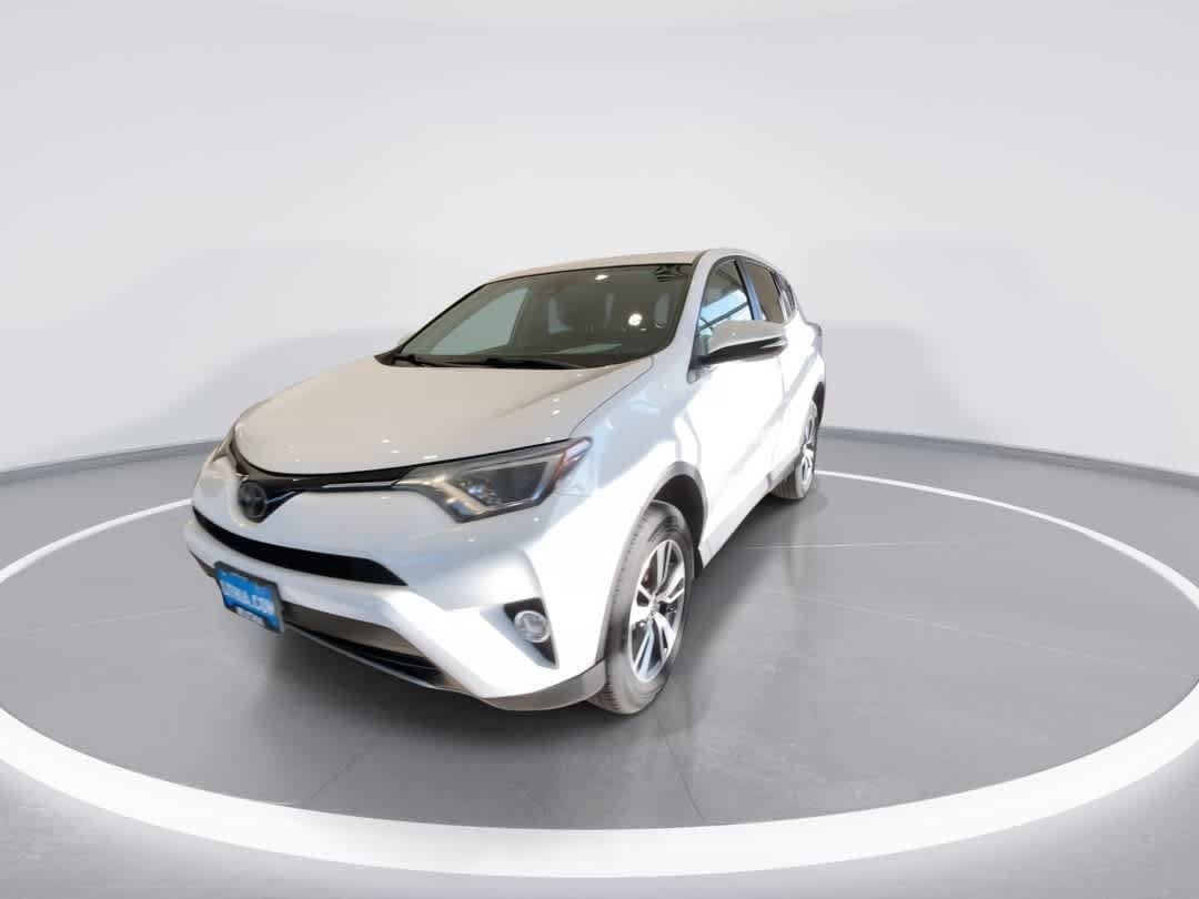Used 2018 Toyota RAV4 XLE AWD/4WD image 4