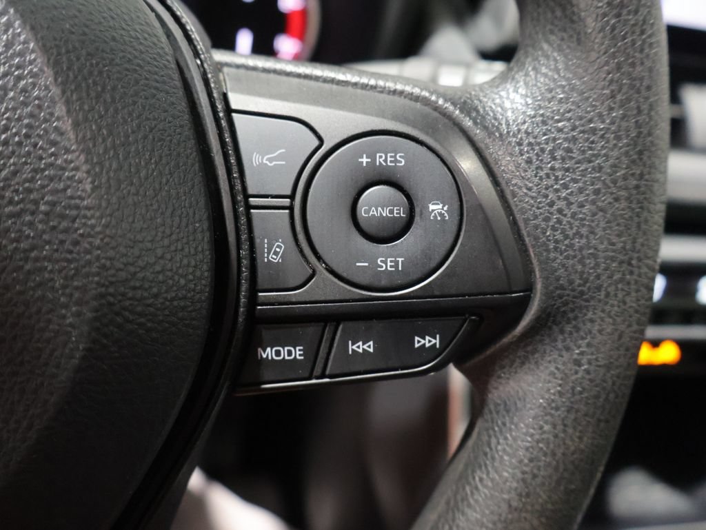 Used 2025 Toyota RAV4 XLE FWD image 33