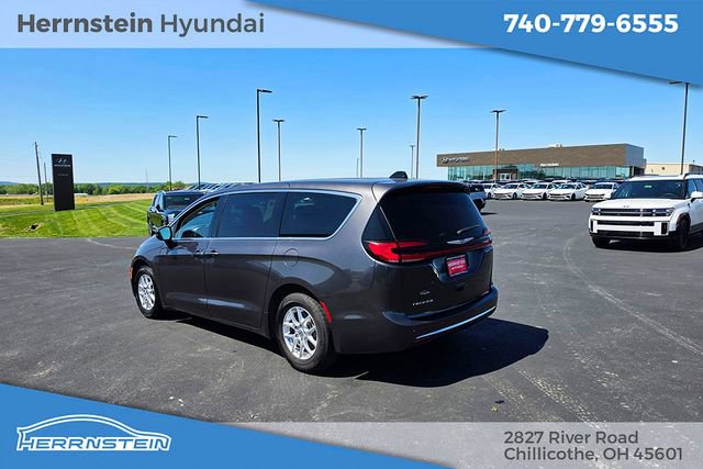Used 2023 Chrysler Pacifica Touring-L FWD image 4
