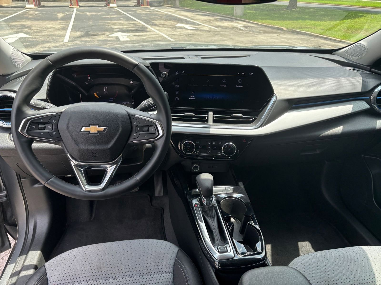 Used 2025 Chevrolet Trax LT w/ LT Convenience Package FWD image 28