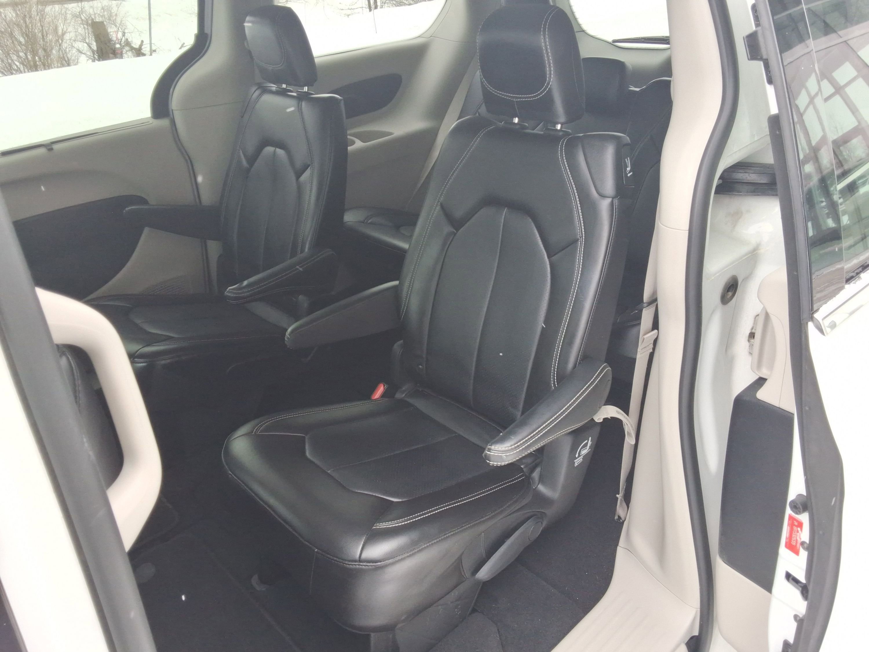 Used 2024 Chrysler Pacifica Touring-L image 27