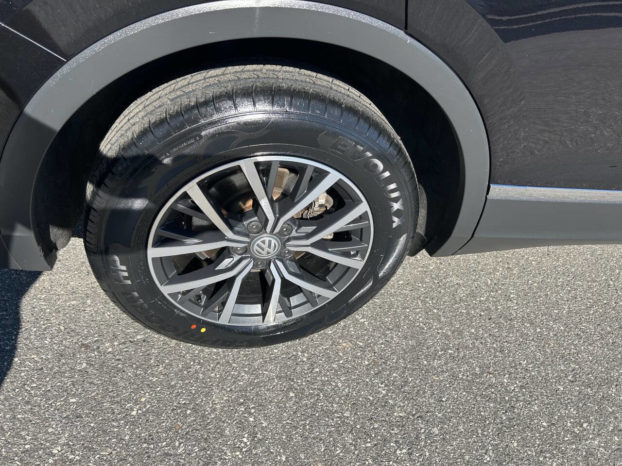 Used 2020 Volkswagen Tiguan SE w/ Panoramic Sunroof Package image 15