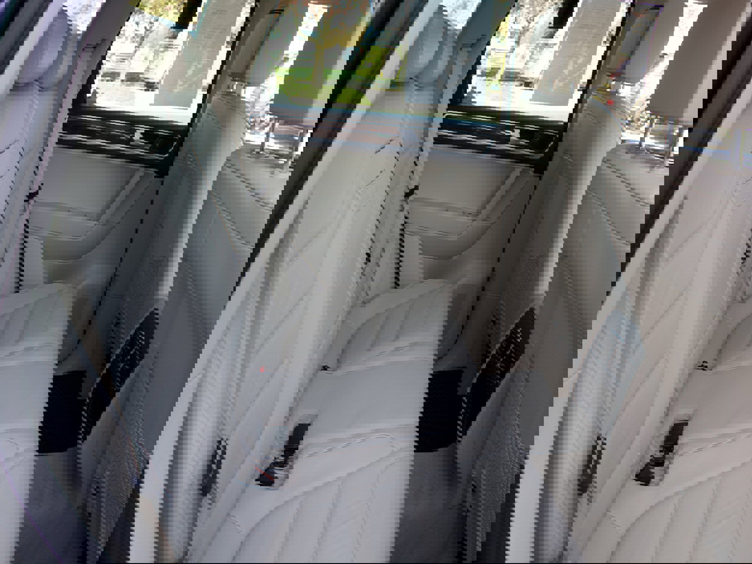 Used 2012 Volkswagen Touareg TDI image 34