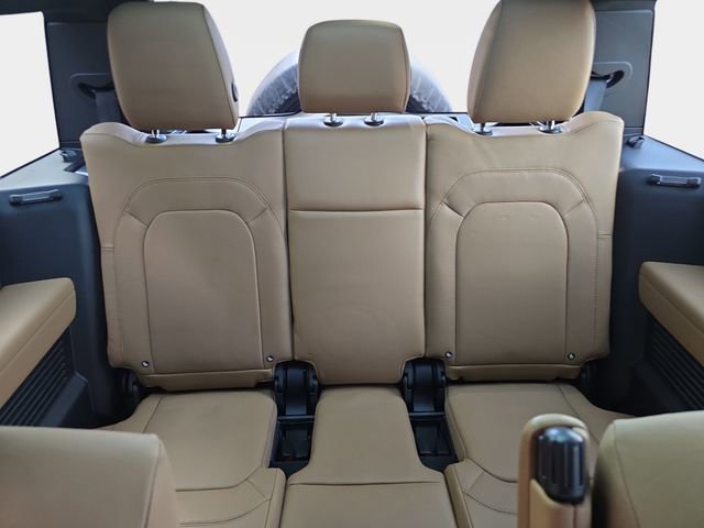 Used 2025 Land Rover Defender 130 X-Dynamic SE image 12