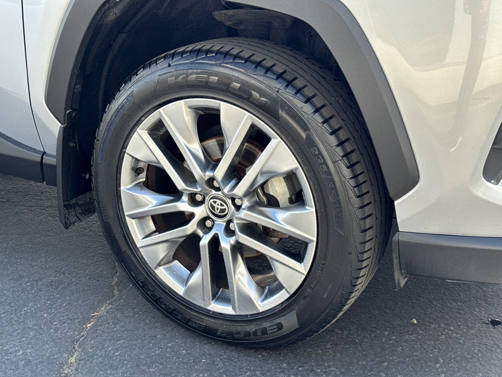 Used 2022 Toyota RAV4 XLE Premium FWD image 4