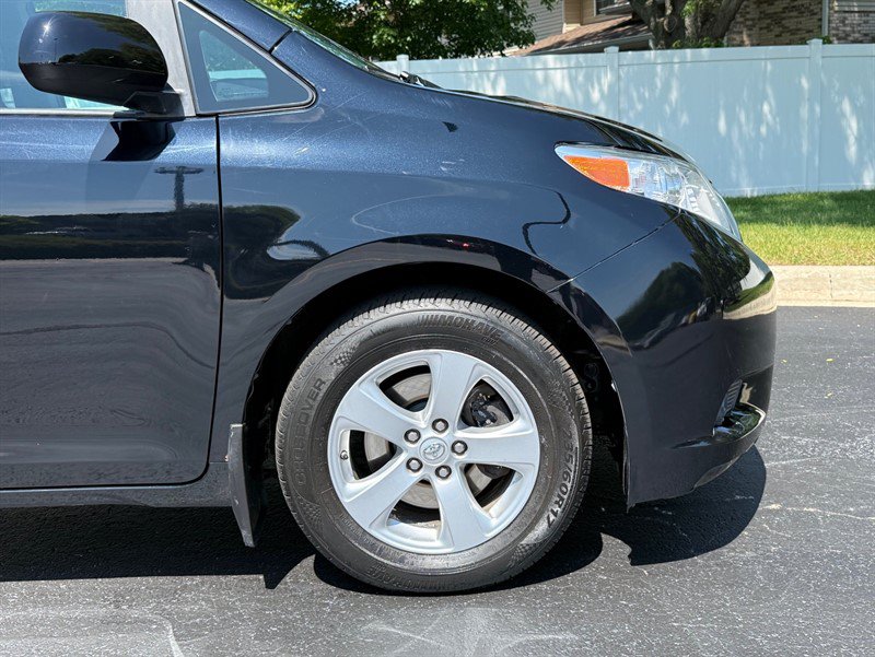 Used 2015 Toyota Sienna LE FWD image 36
