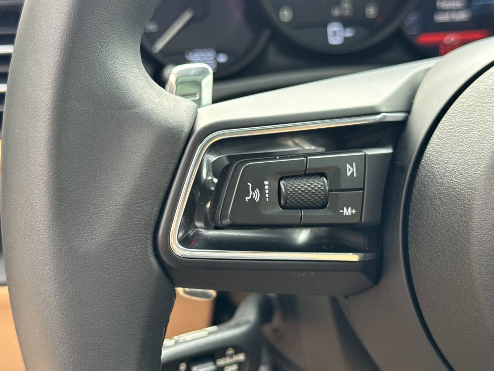 Certified 2025 Porsche Macan image 28