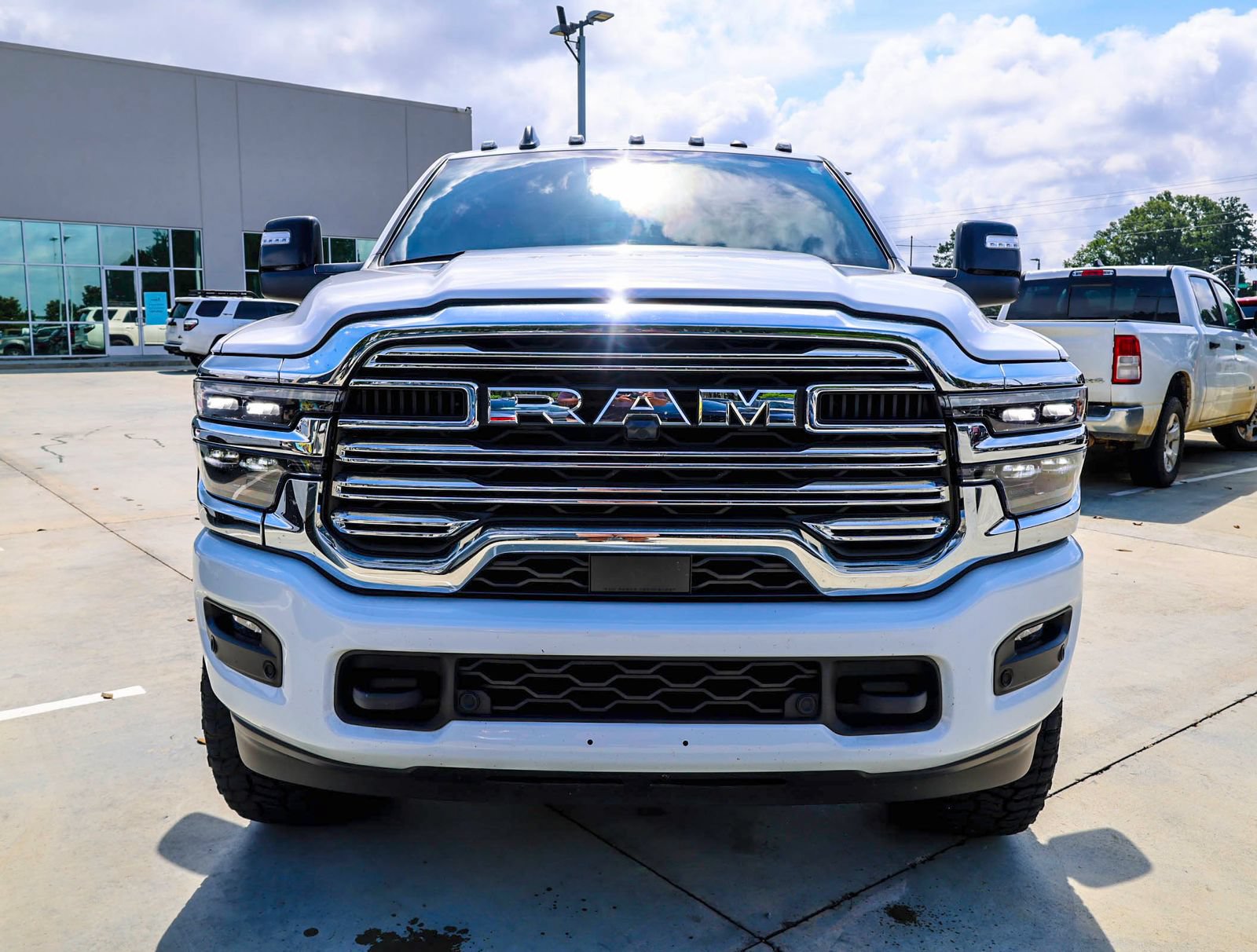 Used 2025 RAM 2500 Laramie AWD/4WD image 4