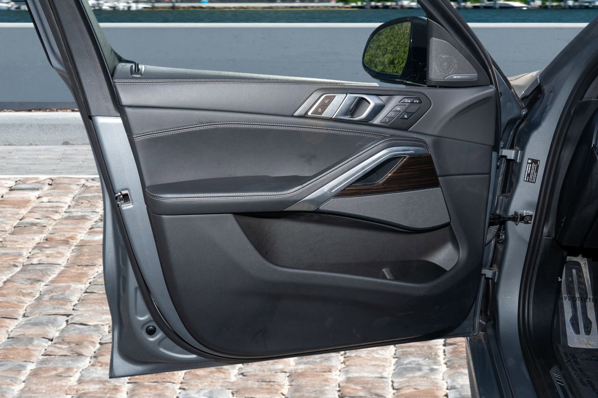 Used 2024 BMW X6 xDrive40i w/ Premium Package image 11