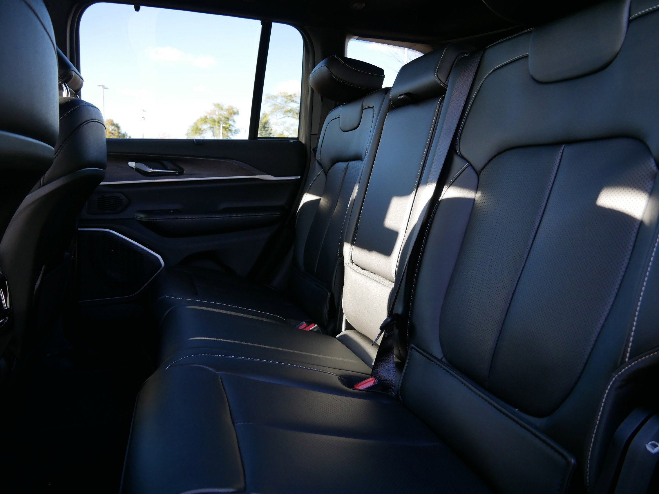 New 2025 Jeep Grand Cherokee Limited w/ Luxury Tech Group II image 10