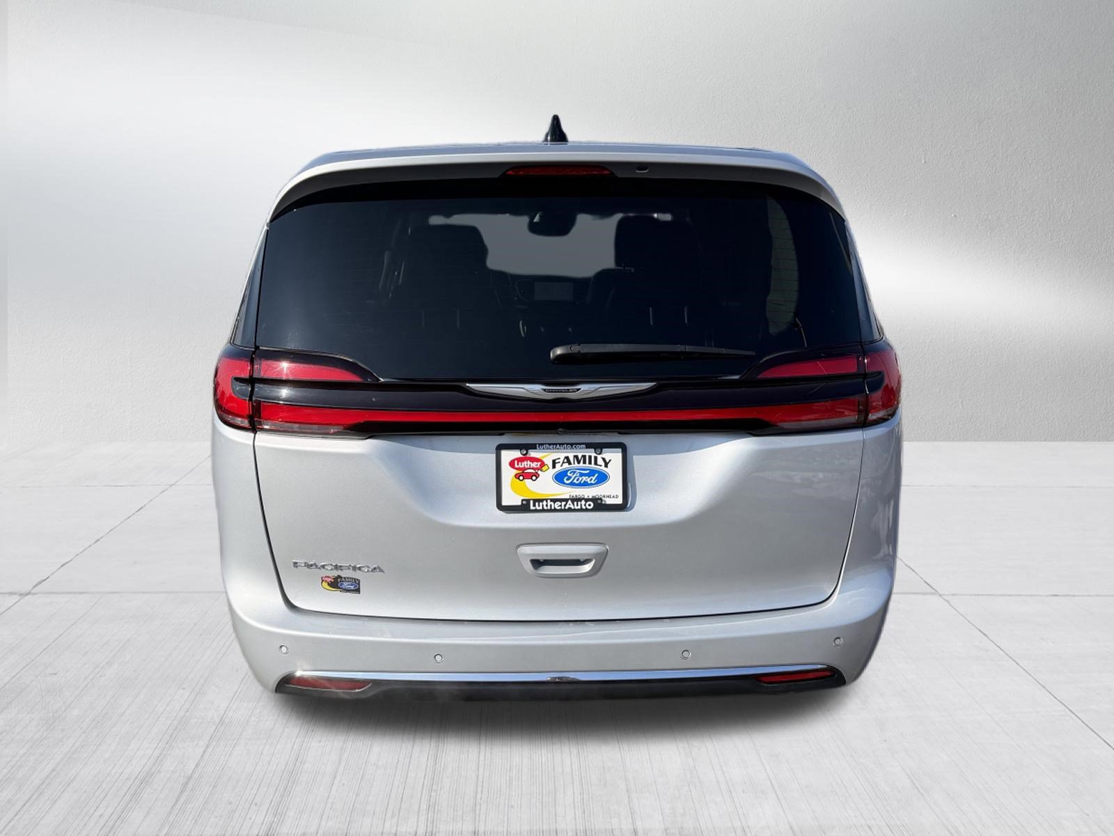 Used 2024 Chrysler Pacifica Touring-L image 6