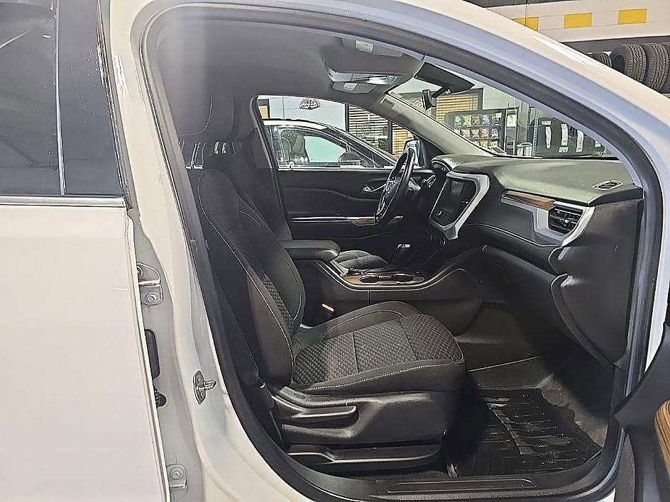 Used 2018 GMC Acadia SLE image 37