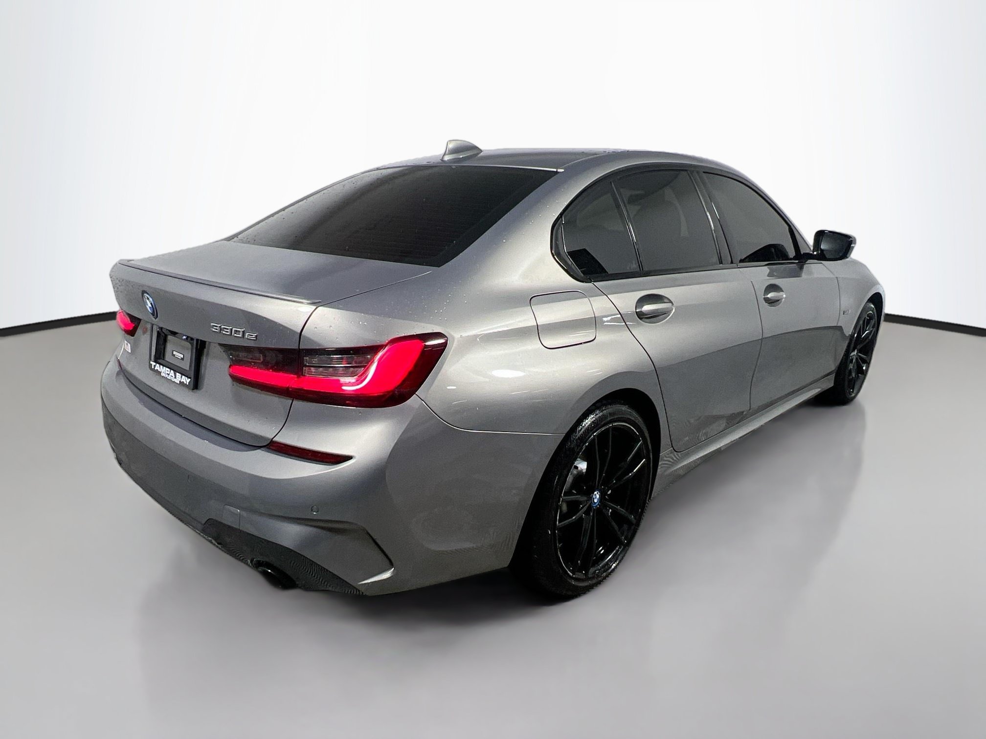 Used 2022 BMW 330e w/ M Sport Package RWD image 4