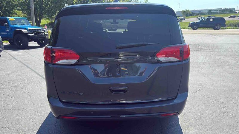 Used 2020 Chrysler Pacifica Touring w/ S Appearance Package FWD image 7