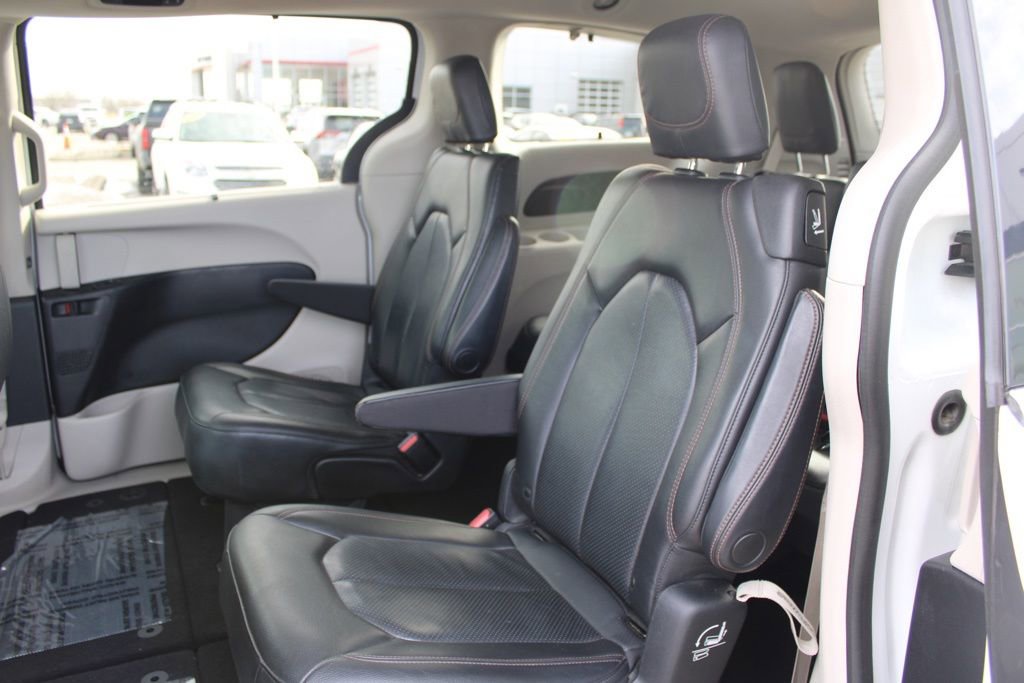 Used 2019 Chrysler Pacifica Touring-L image 26