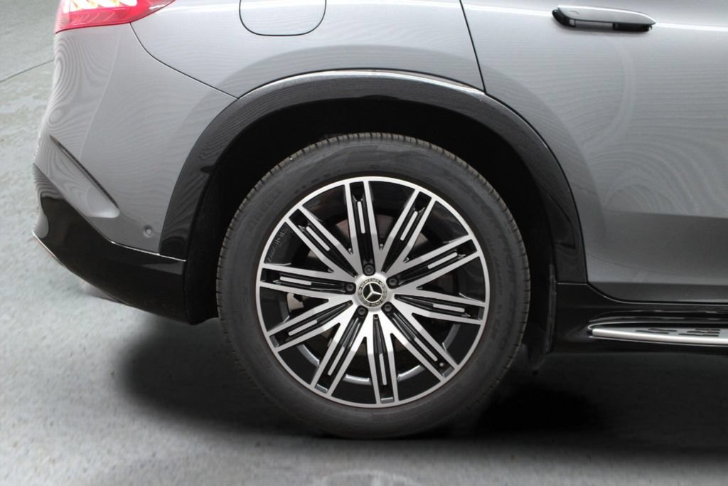 Used 2023 Mercedes-Benz EQS 580 4MATIC SUV w/ Exclusive Trim Package image 12