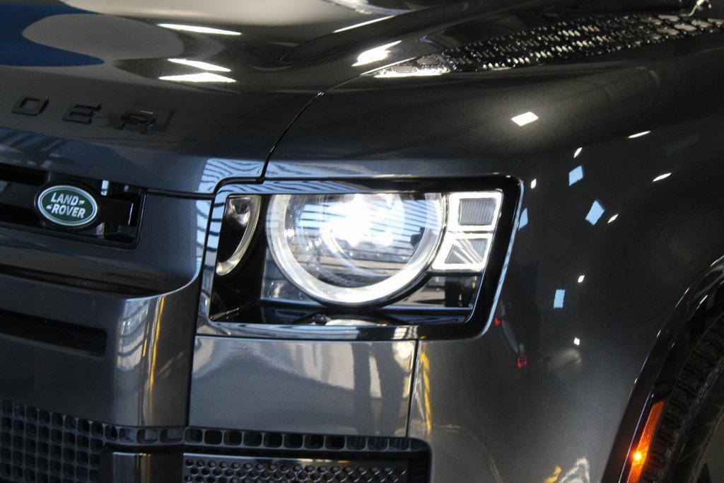 Used 2025 Land Rover Defender 110 X-Dynamic SE image 2