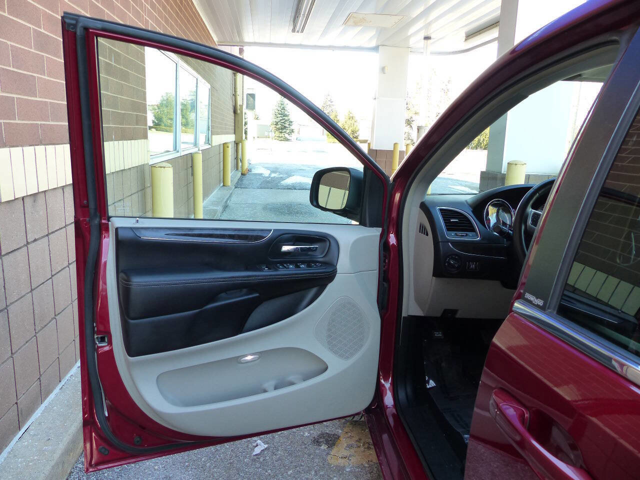 Used 2014 Chrysler Town & Country Touring image 17
