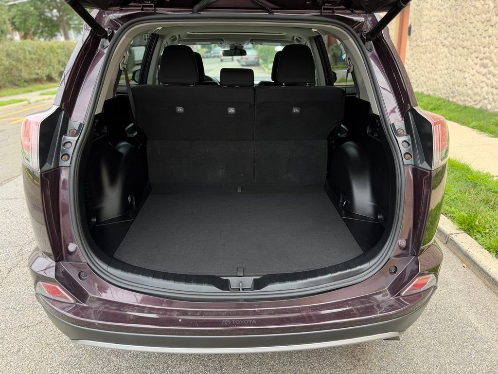Used 2018 Toyota RAV4 XLE AWD/4WD image 10