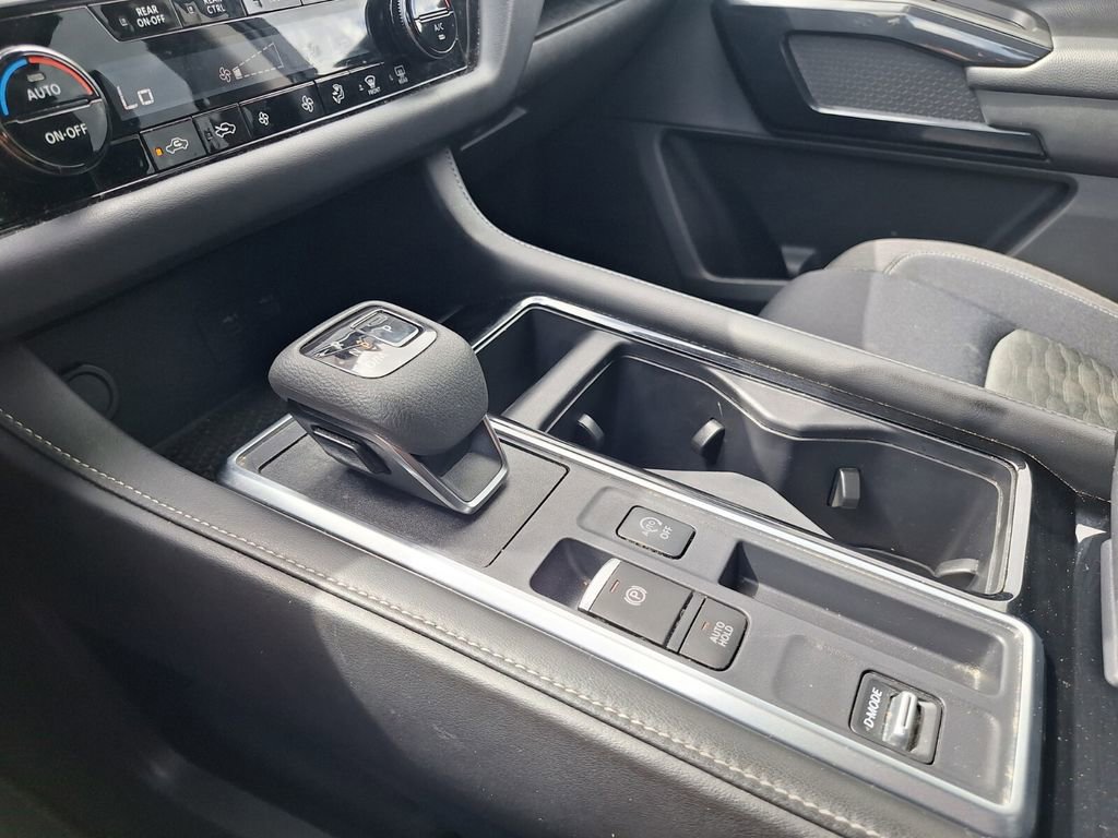 Used 2024 Nissan Pathfinder SV image 16