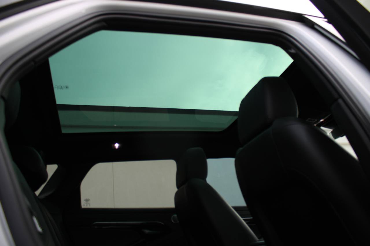 Used 2020 Land Rover Range Rover Evoque SE image 17