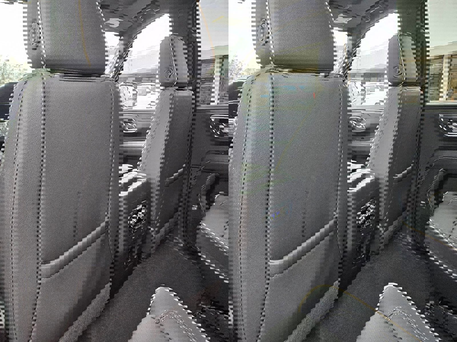 Used 2022 GMC Yukon SLT w/ SLT Luxury Package image 26