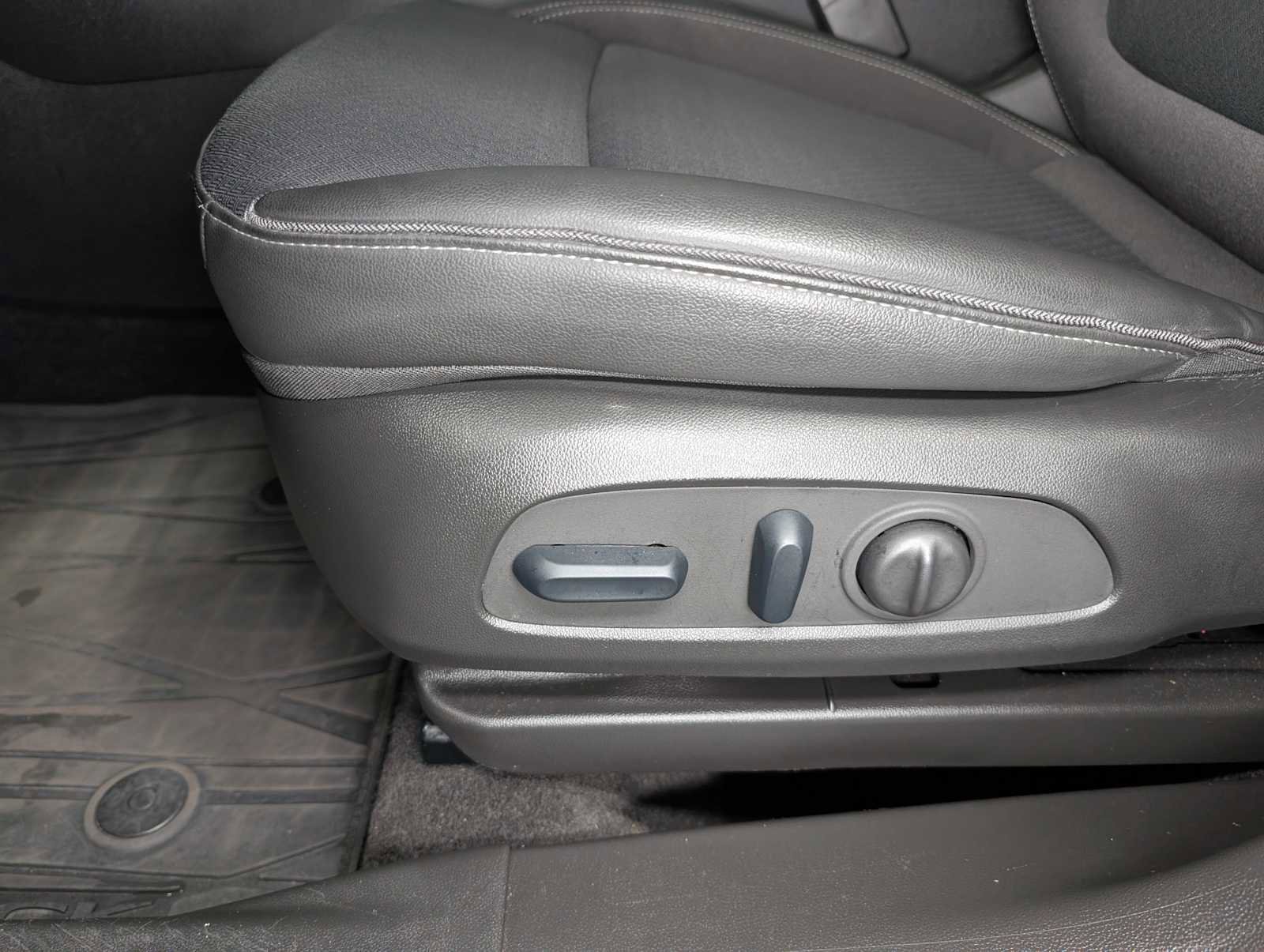 Used 2023 Buick Encore GX Preferred w/ Cold Weather Comfort Package AWD/4WD image 38
