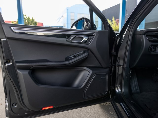 Certified 2025 Porsche Macan image 38