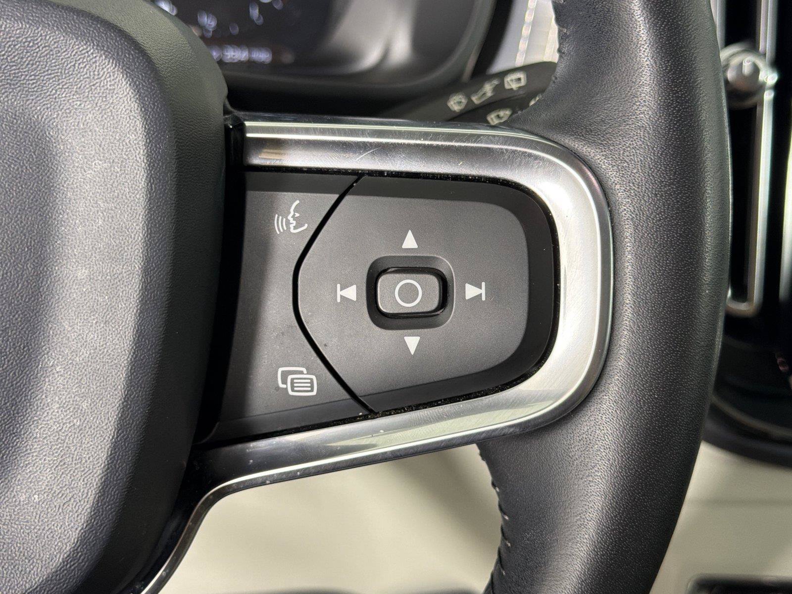 Used 2020 Volvo XC40 T5 Momentum AWD/4WD image 25