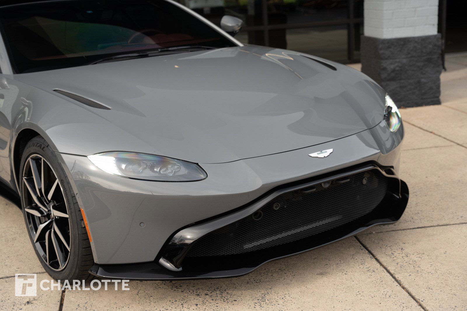 Used 2020 Aston Martin V8 Vantage Coupe image 2