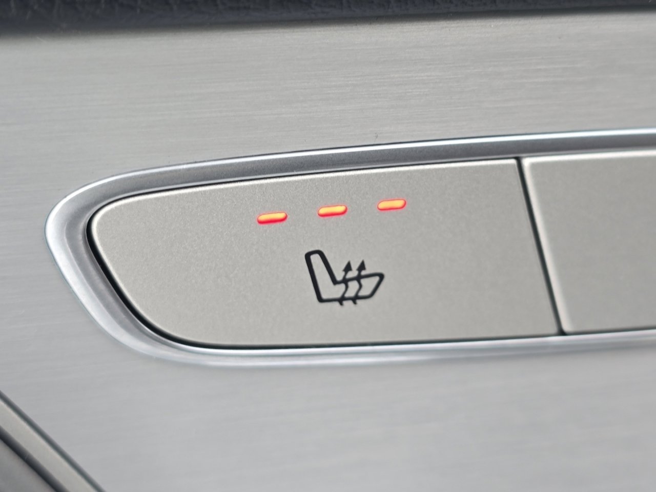 Used 2022 Mercedes-Benz GLC 300 4MATIC SUV image 11