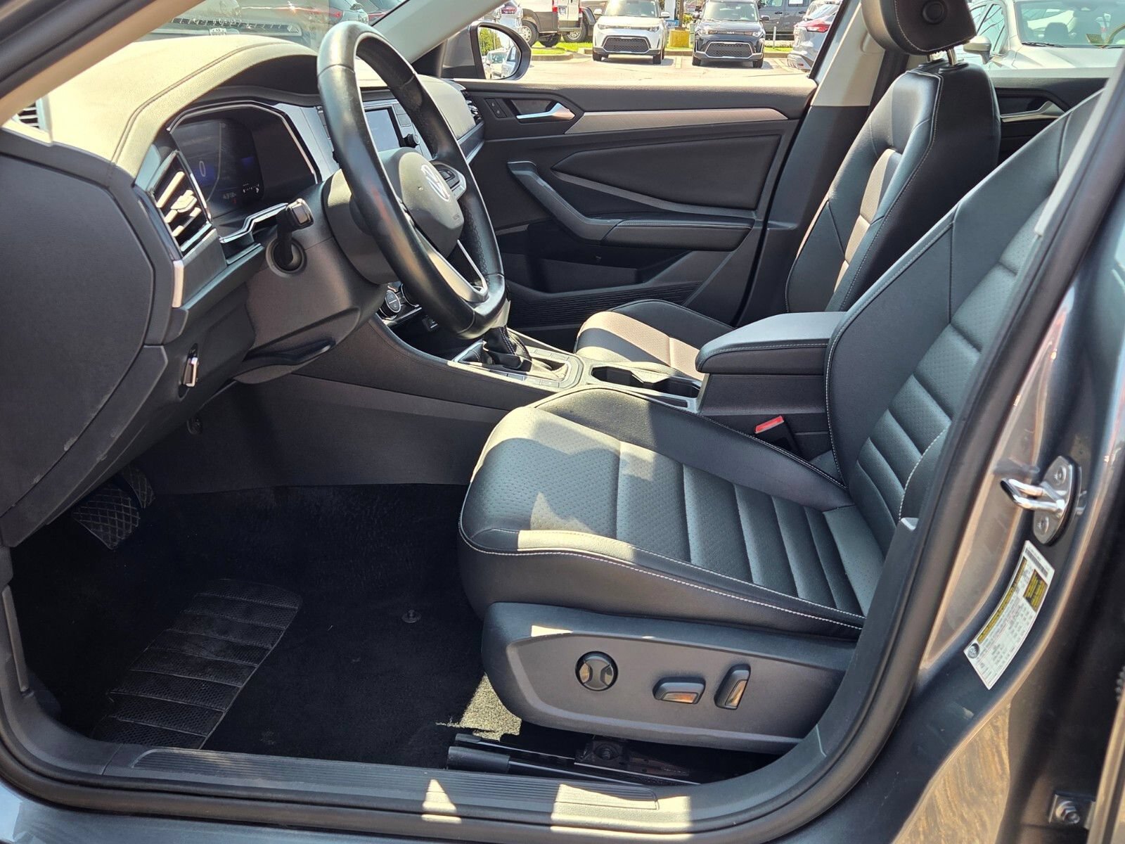 Used 2024 Volkswagen Jetta SE FWD image 5