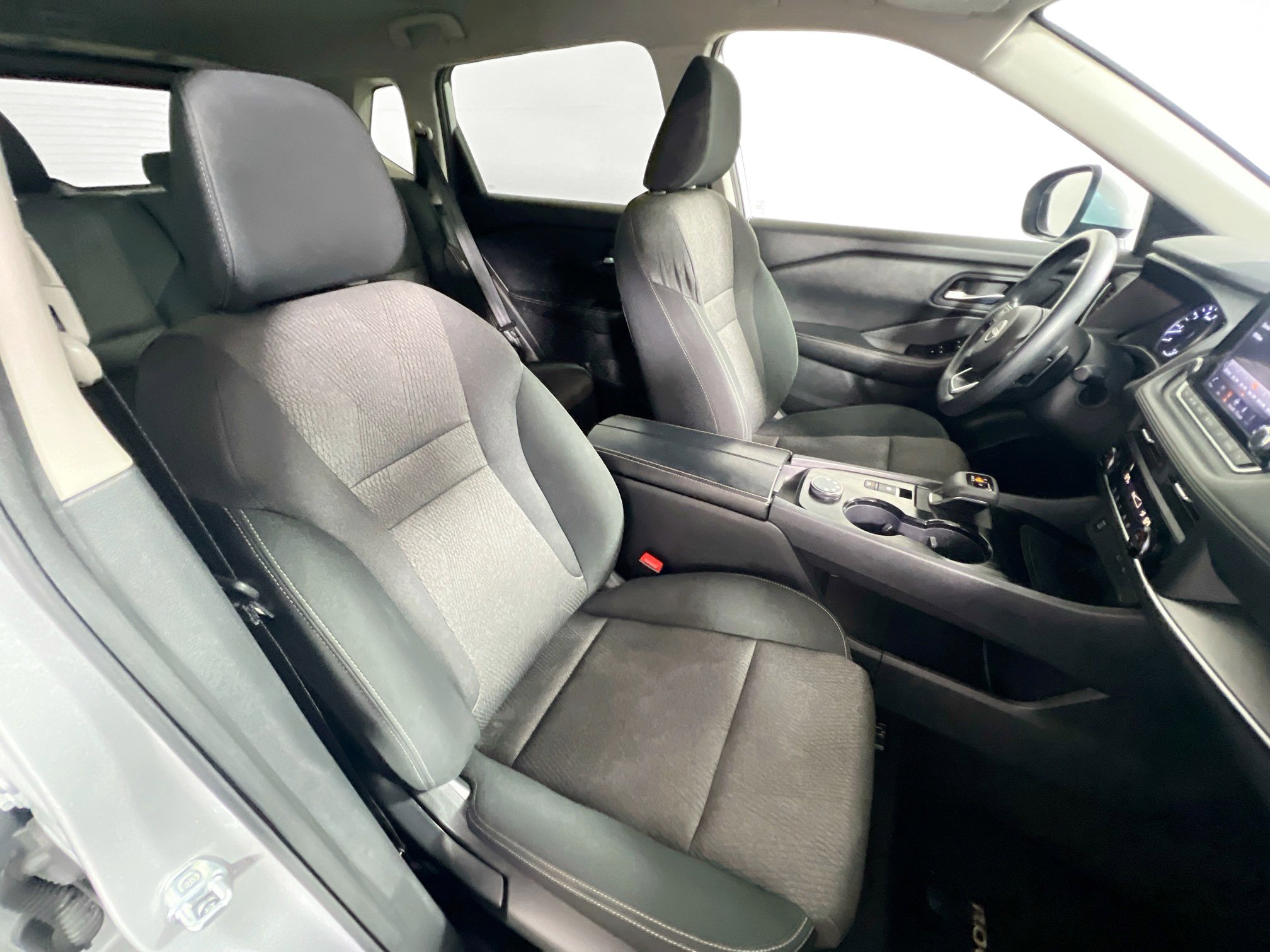 Used 2024 Nissan Rogue SV image 31