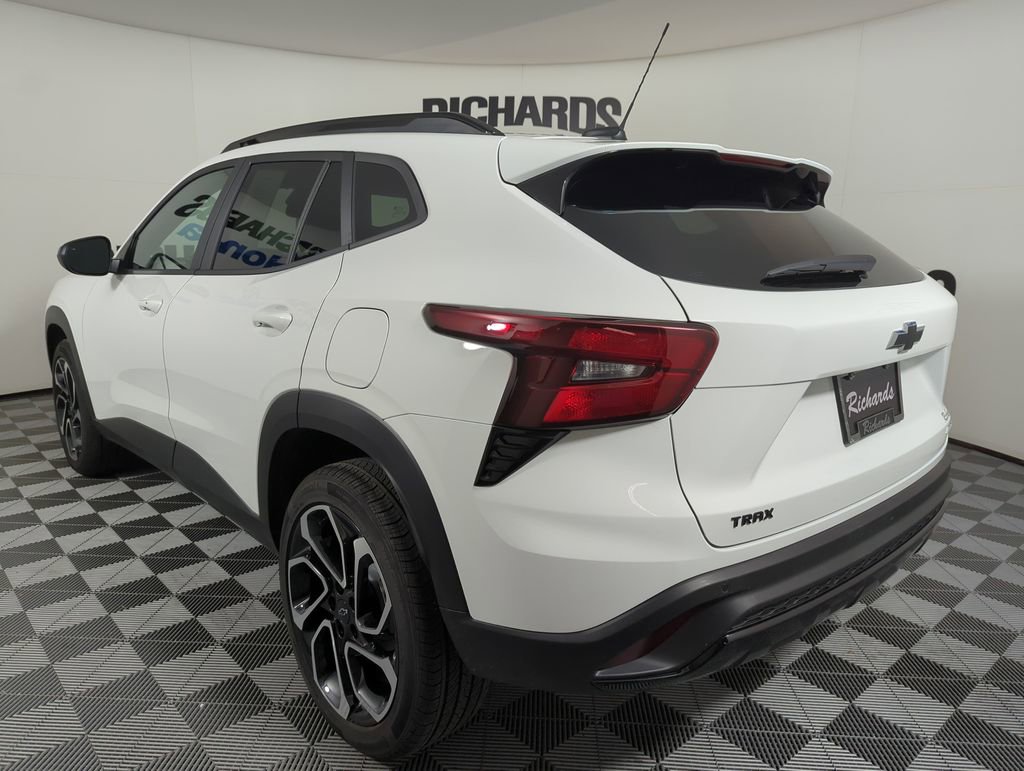 Used 2025 Chevrolet Trax RS w/ Driver Confidence Package video 2