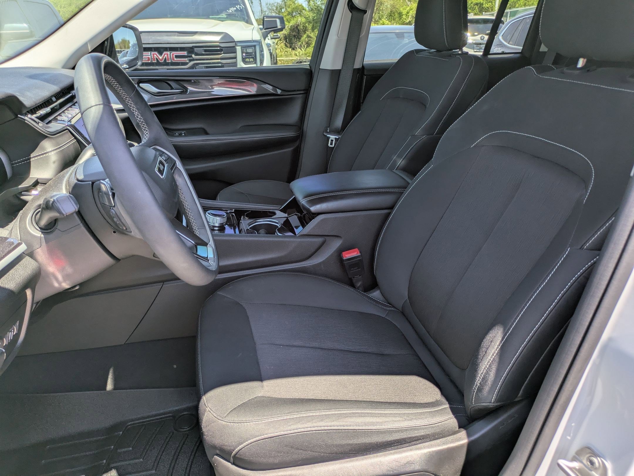 Used 2023 Jeep Grand Cherokee Laredo image 10