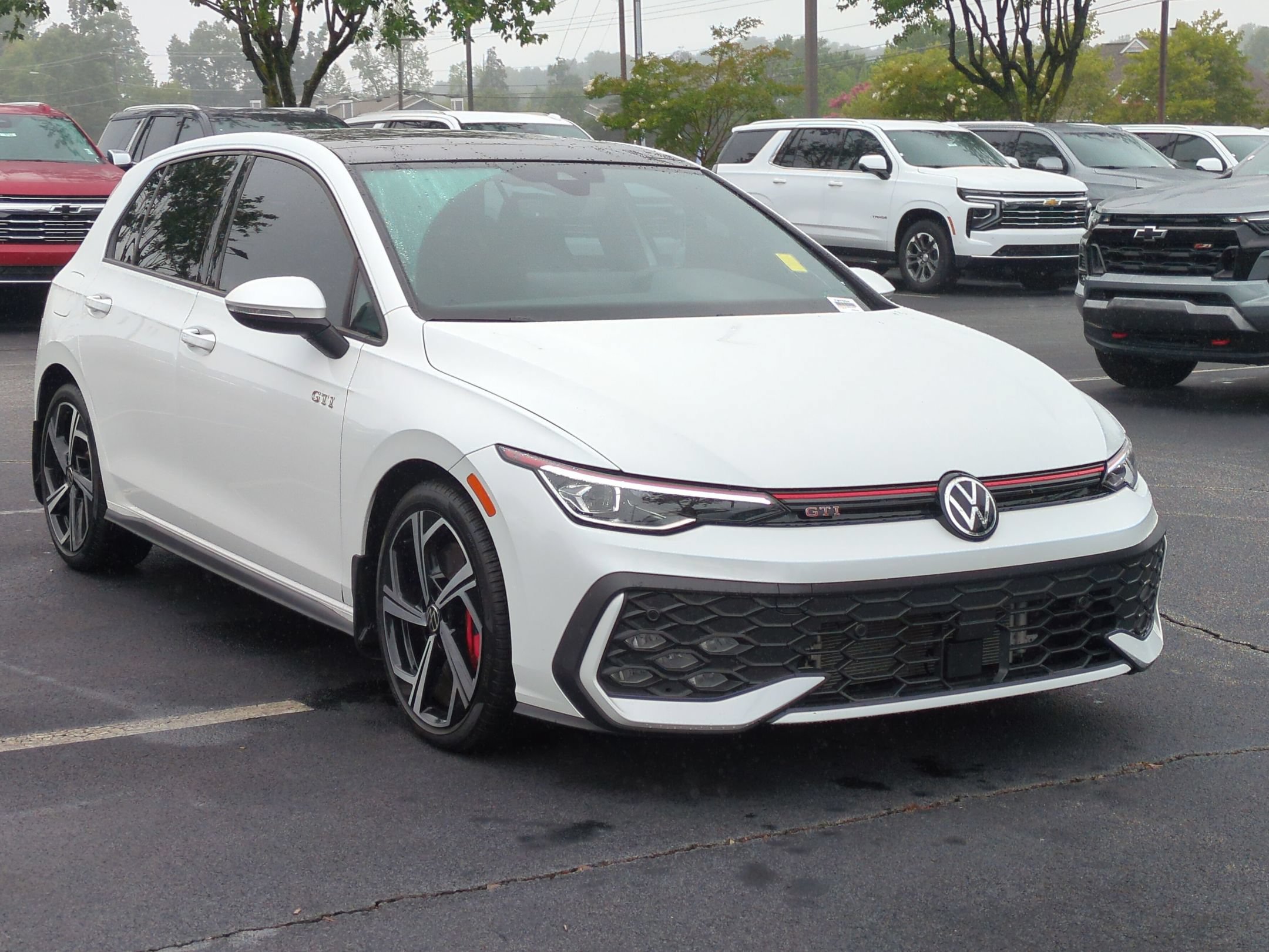 Used 2025 Volkswagen Golf SE FWD image 2
