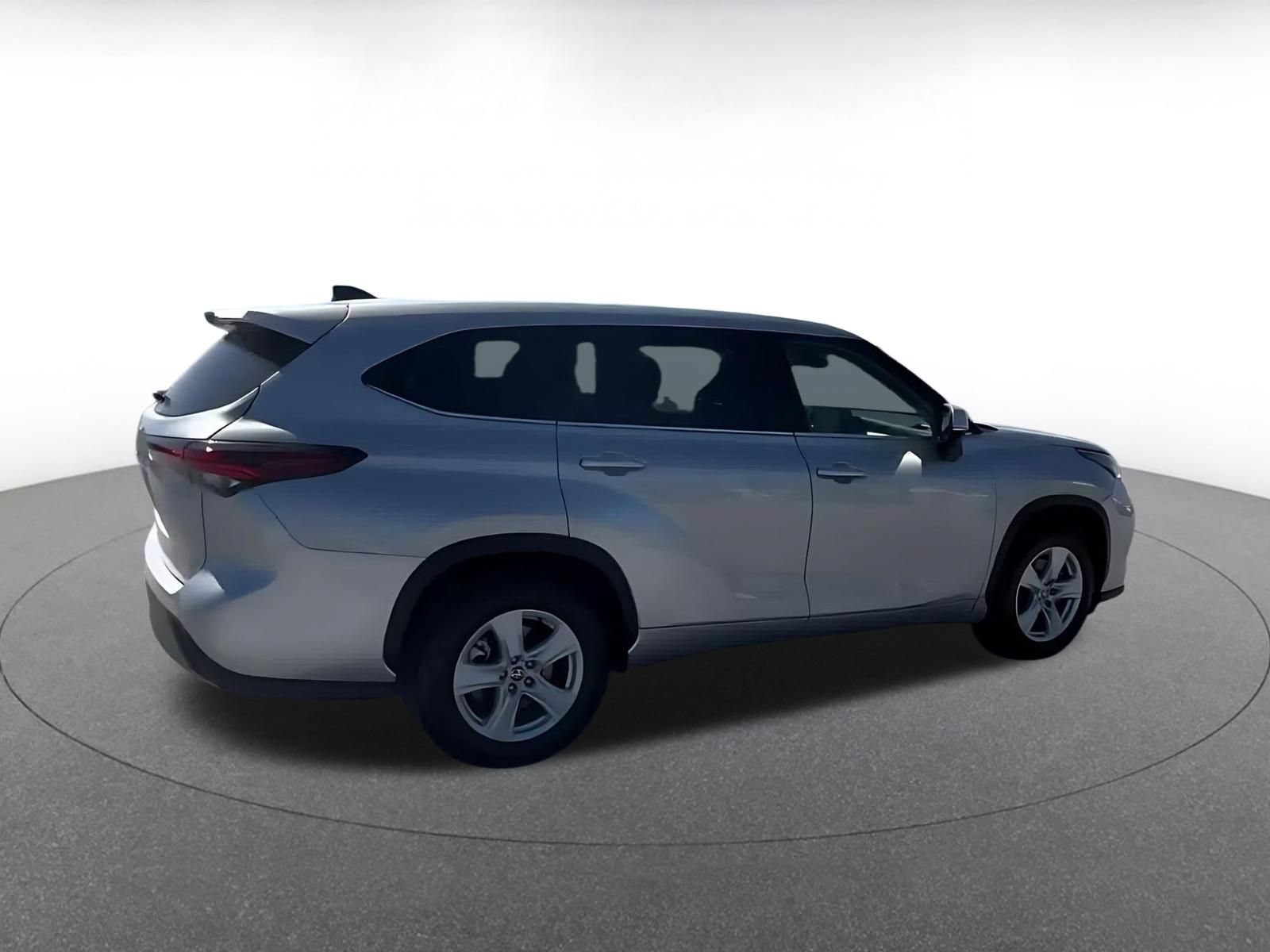 Used 2025 Toyota Highlander LE FWD image 14