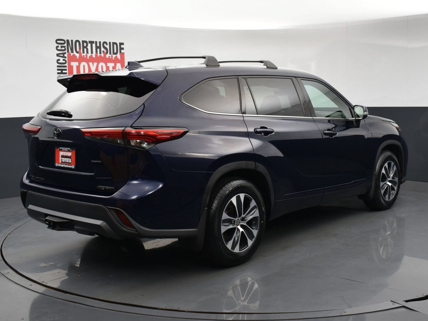 Used 2022 Toyota Highlander XLE AWD/4WD image 4
