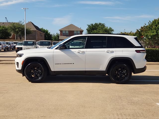 Used 2025 Jeep Grand Cherokee Altitude RWD image 12