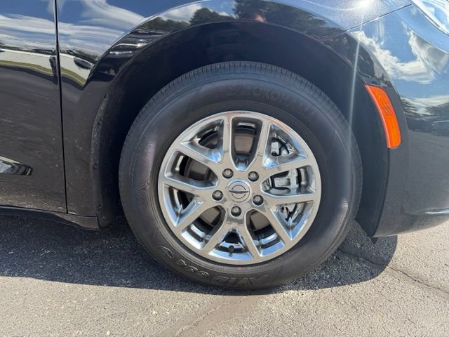 Used 2024 Chrysler Pacifica Touring-L FWD image 19