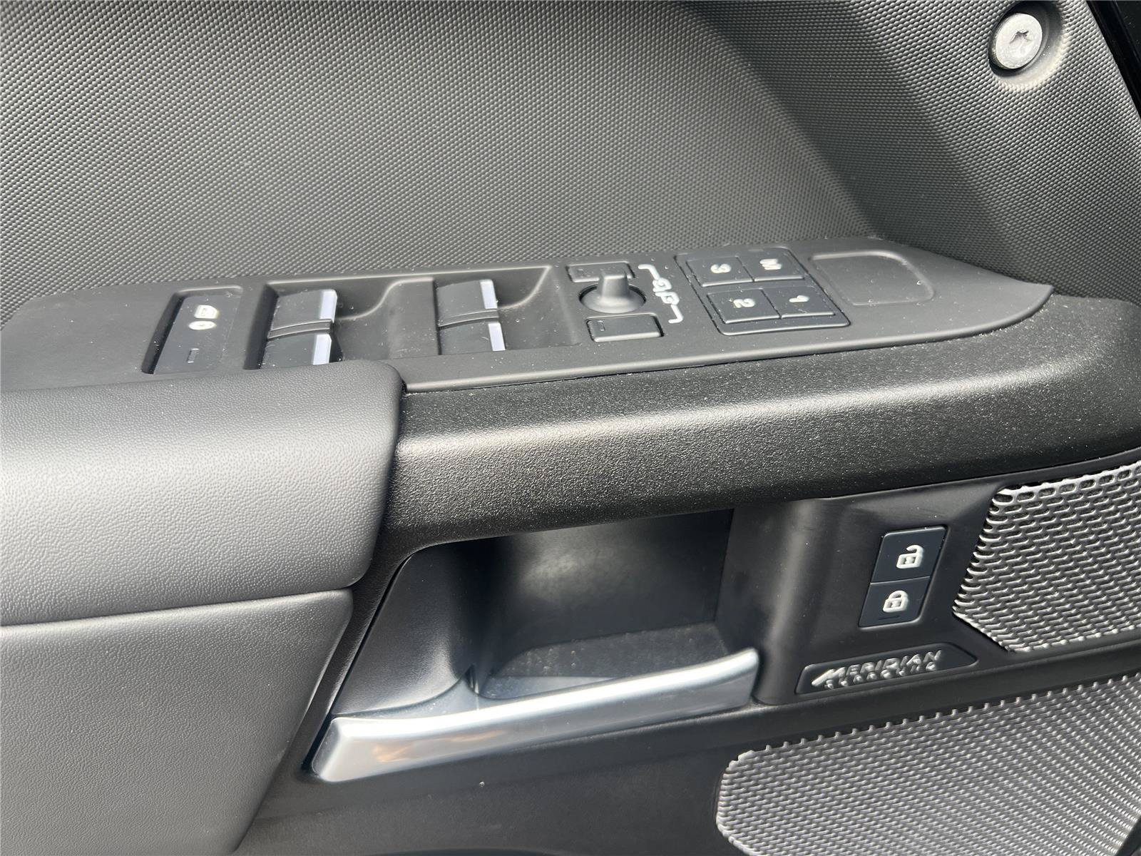 Used 2024 Land Rover Defender 110 V8 AWD/4WD image 27