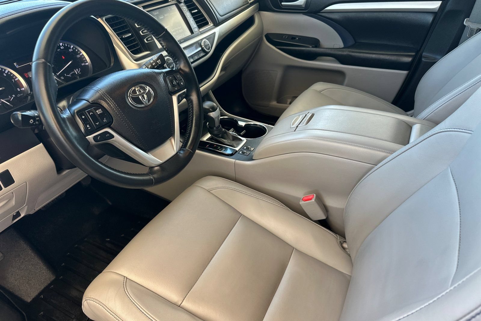 Used 2018 Toyota Highlander XLE AWD/4WD image 10
