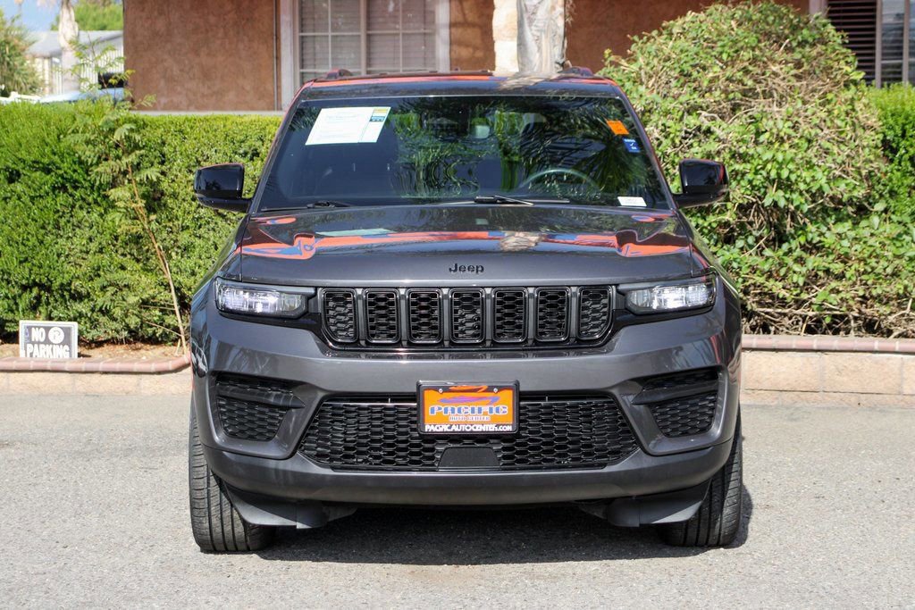 Used 2023 Jeep Grand Cherokee Altitude image 3