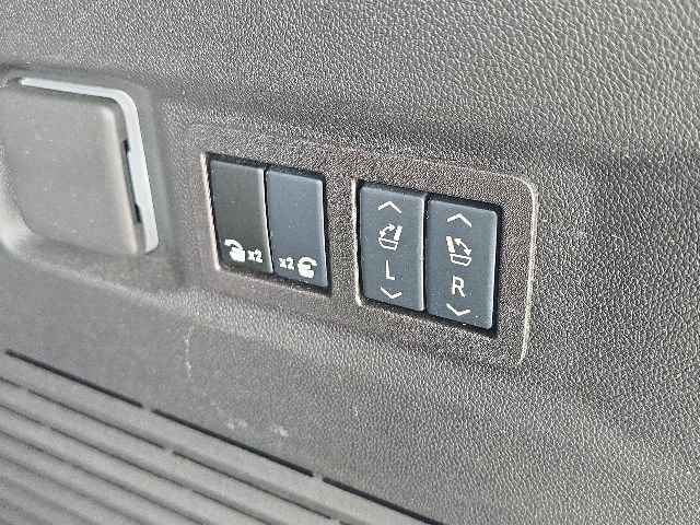 Used 2025 GMC Yukon Denali w/ Sun & Power Step Package AWD/4WD image 13
